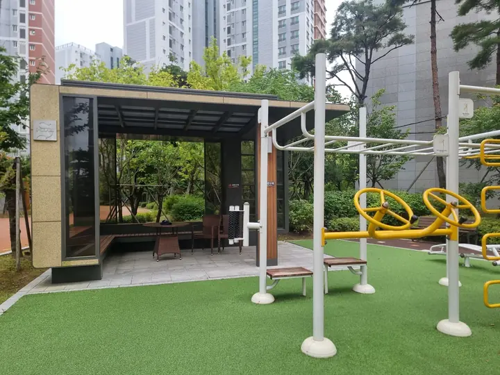 철봉과 허리 돌리기 기구