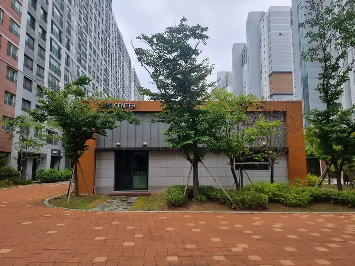 보행로 앞 KIDS CENTER 건물