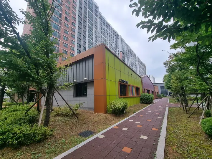 산책로 옆 KIDS CENTER 측면