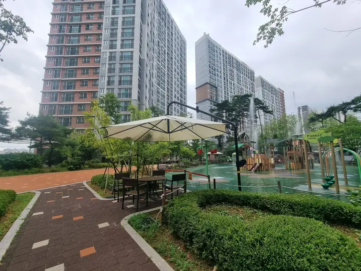 물놀이터 옆 파라솔 테이블과 산책로