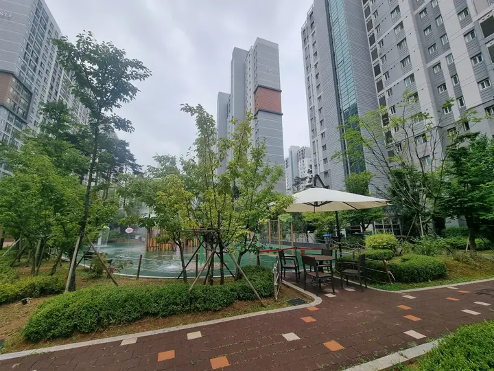 수목 사이 파라솔 휴게 공간