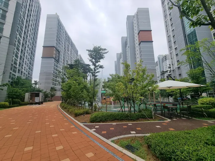 동 사이로 길게 이어진 보행로