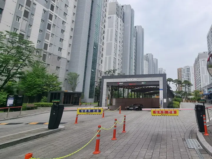 지하주차장 입구, 방문객·입주민 차로 구분