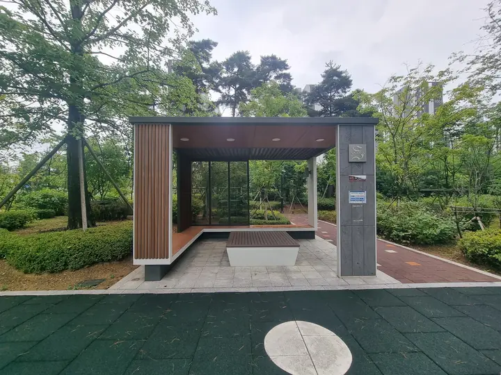 놀이터 옆 유리 쉼터