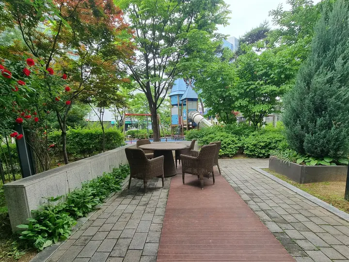 데크길 끝 야외 테이블