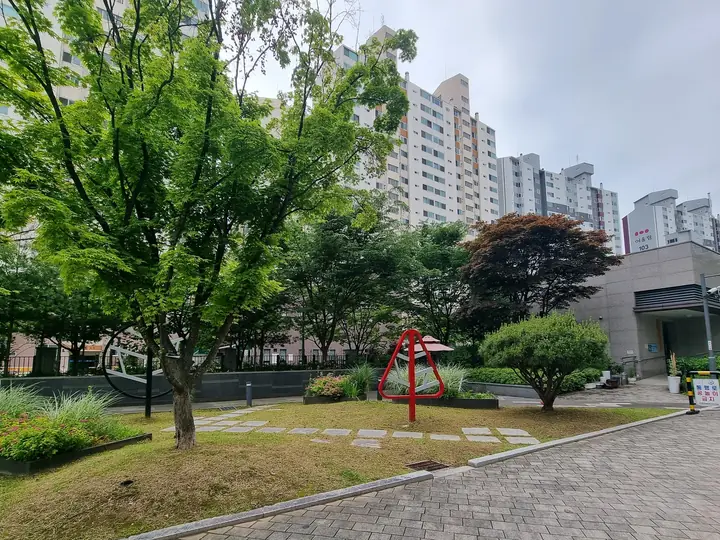 붉은 조형물이 선 잔디 정원