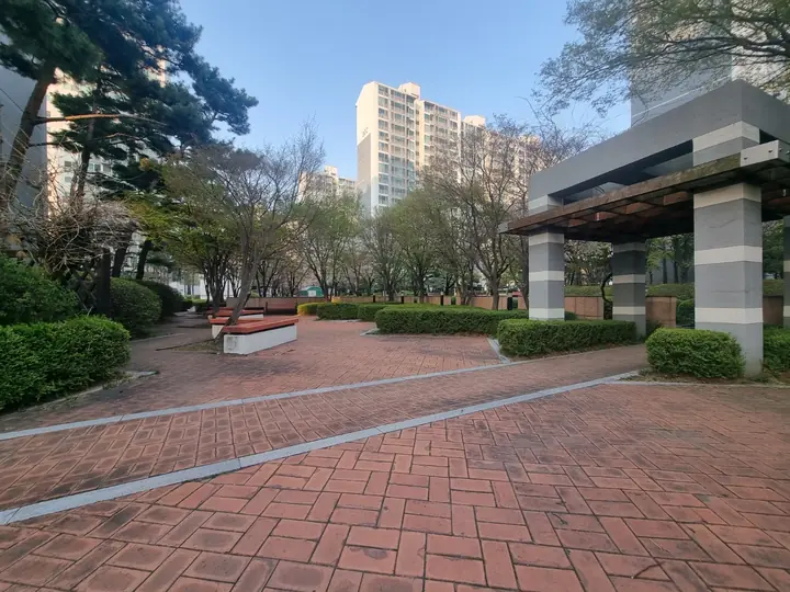 정자형 쉼터가 있는 벽돌 광장