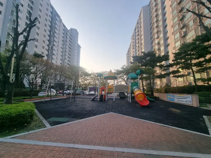 동 사이 놀이터 전경