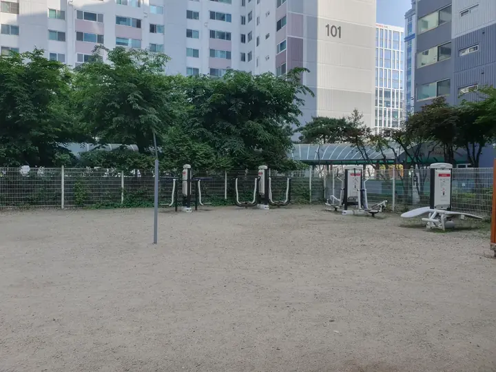 모래 마당의 운동기구