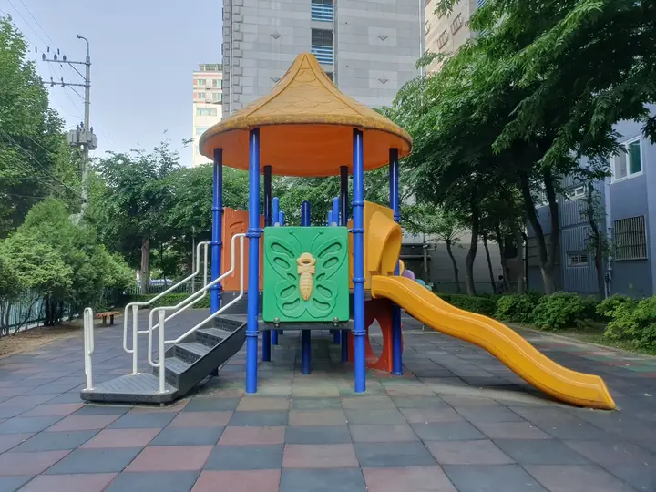 나비 그림이 있는 놀이대