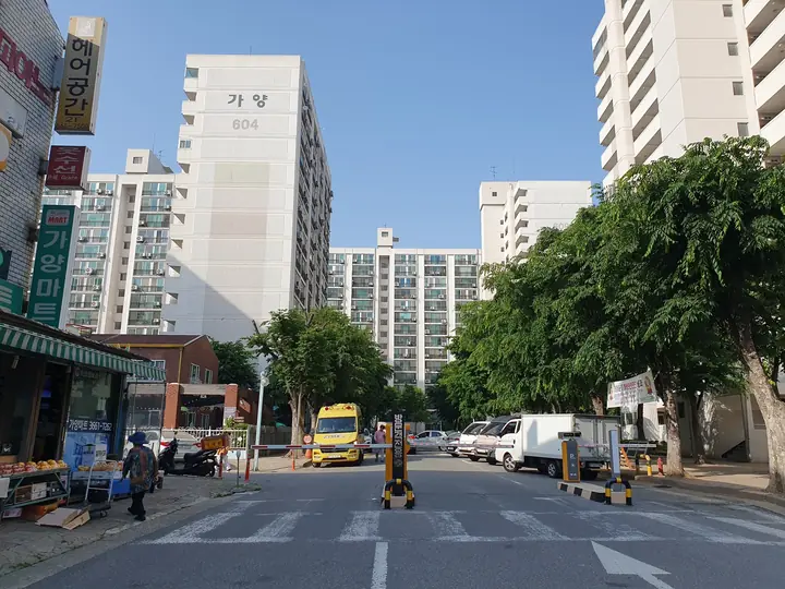 상가 옆 진입로와 604동