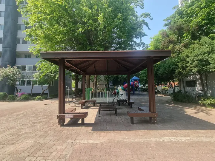 놀이터 옆 정자 쉼터