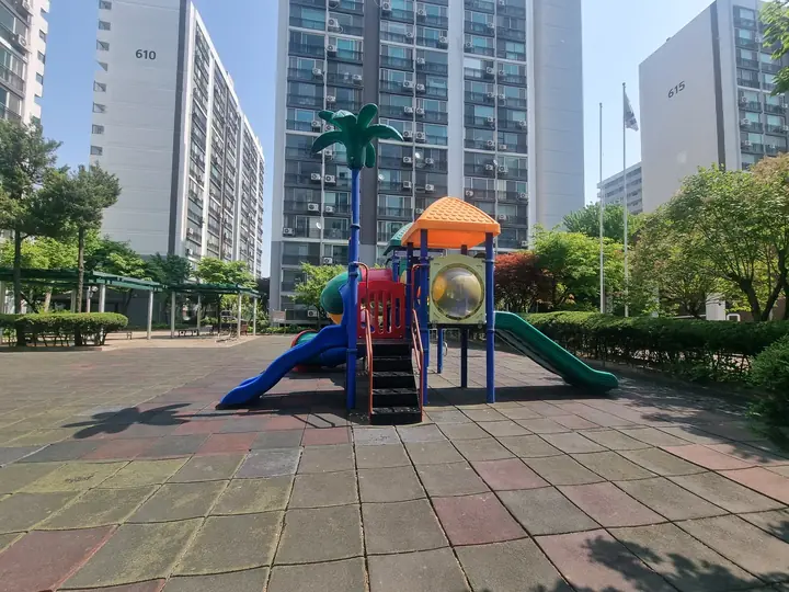 610동 앞 놀이터