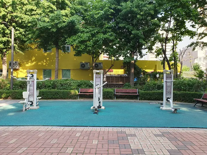 노란 건물 앞 운동기구
