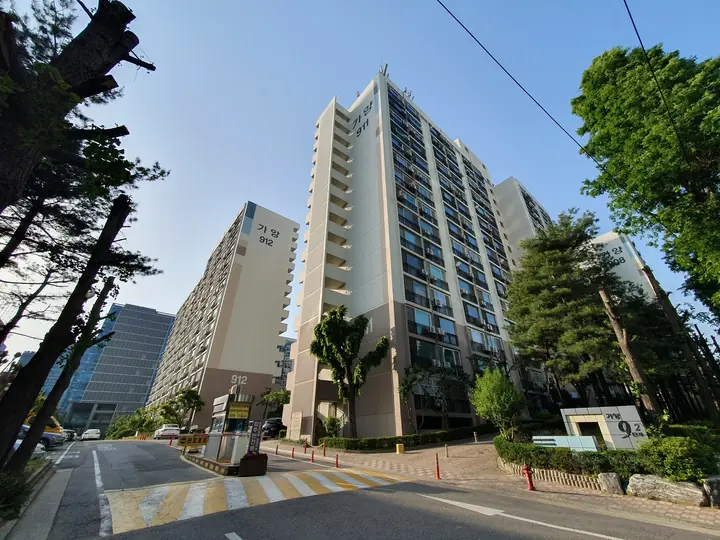 912동 앞 단지 진입로