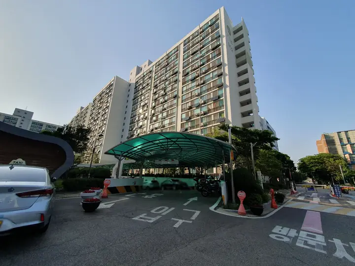 아치 지붕을 씌운 주차 공간과 9-1단지 동