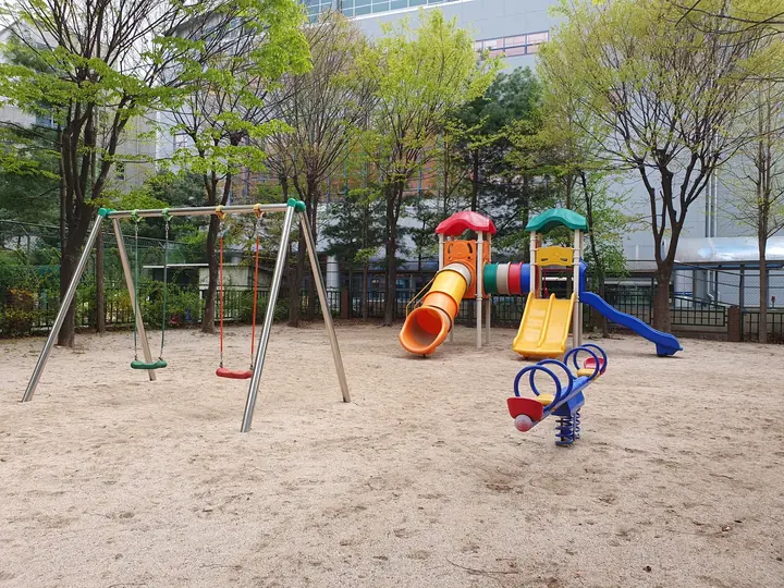 스프링 놀이기구가 있는 놀이터