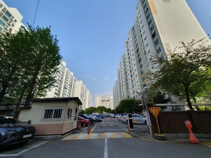 경비실과 차단기가 있는 단지 진입로