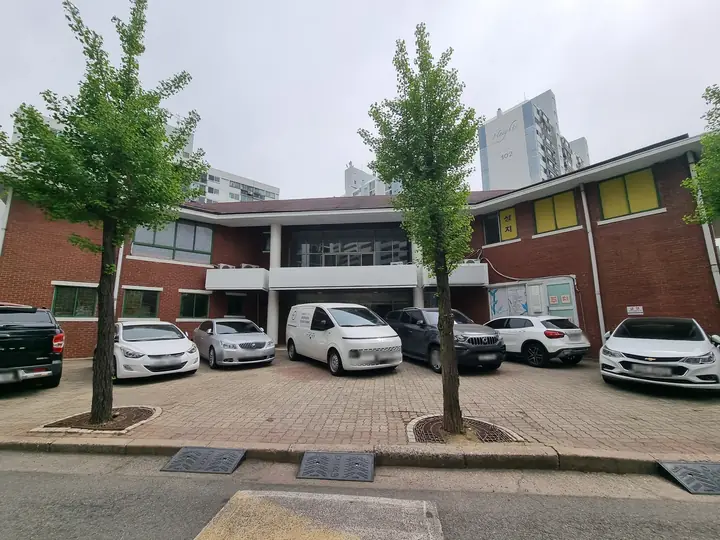 '성지' 간판이 걸린 붉은 벽돌 2층 건물