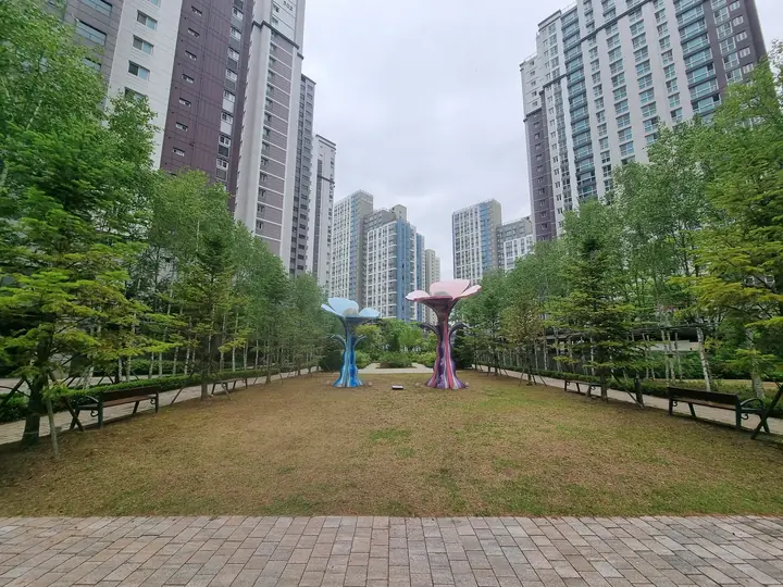 꽃 모양 조형물이 선 긴 잔디마당