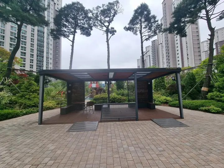 소나무 아래 퍼걸러 쉼터
