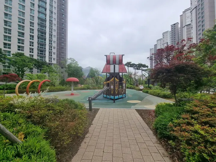 산책로 끝에 보이는 해적선 놀이터