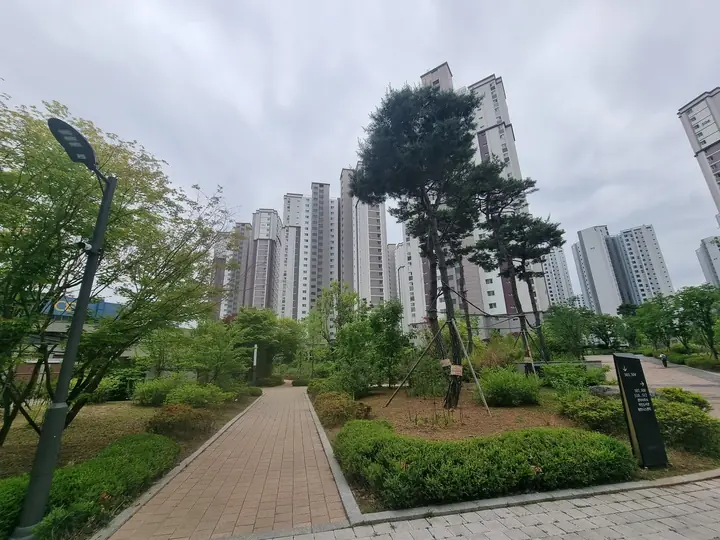 동·관리사무소·작은도서관·피트니스센터 방향 안내판
