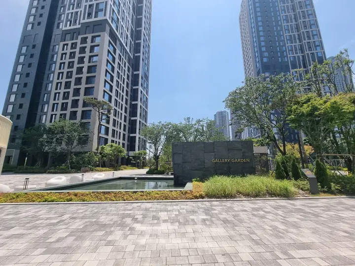 GALLERY GARDEN 표지와 수경 공간