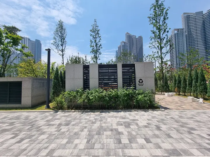 정원 옆 분리수거장