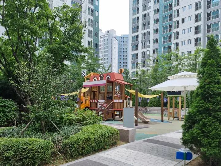 파라솔 쉼터가 있는 놀이터