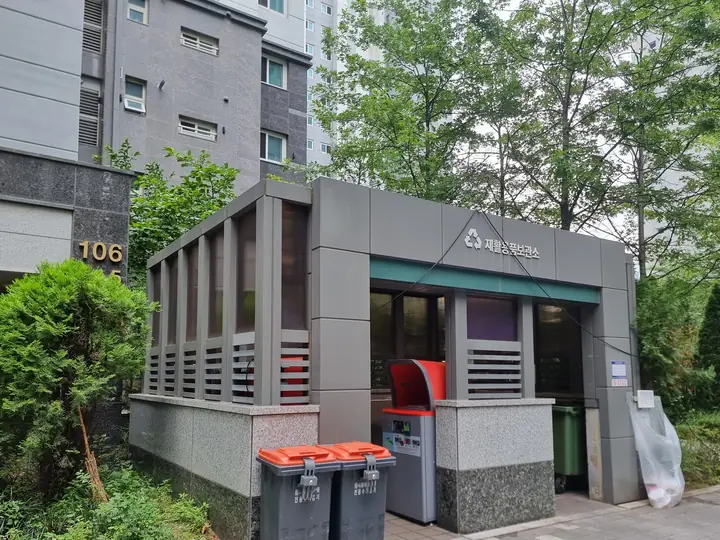 동 앞 분리수거장