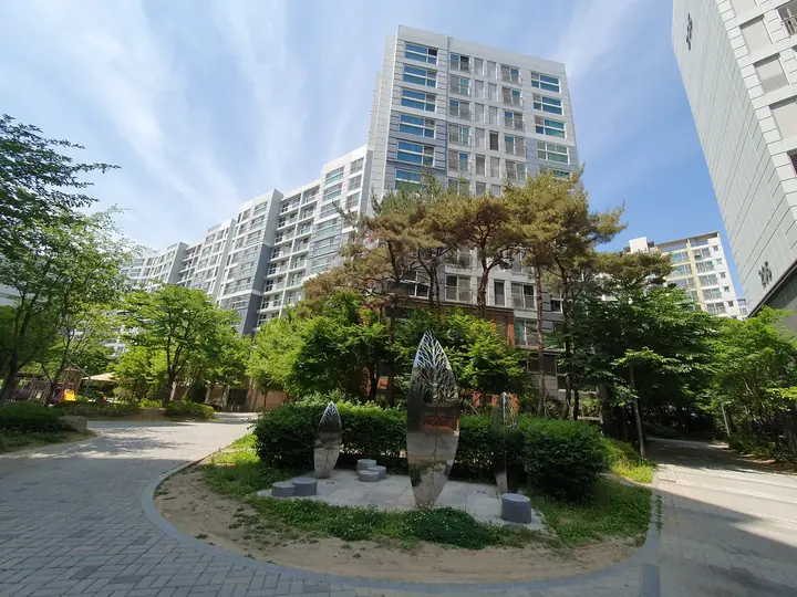 조형물 정원 너머 동들