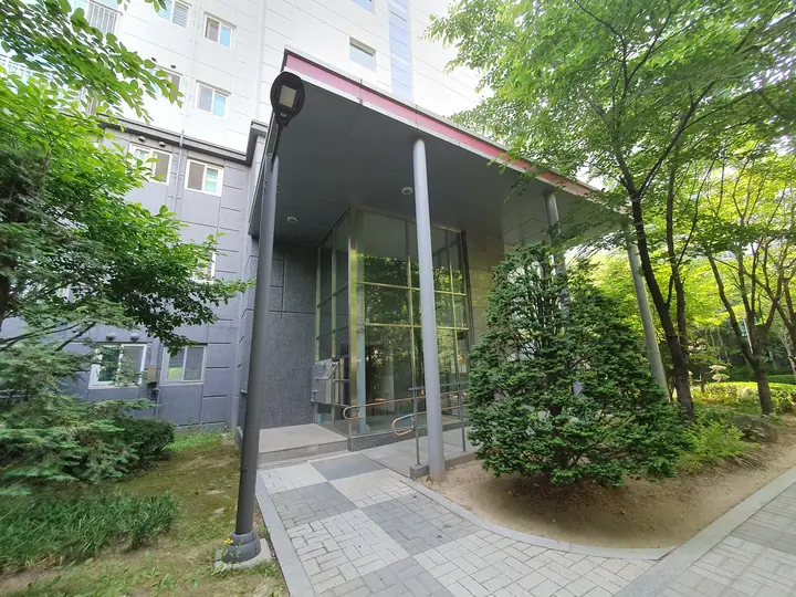 나무 사이 동 출입구 캐노피