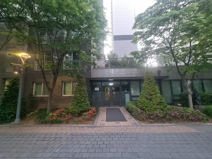 꽃나무가 둘러싼 동 출입구