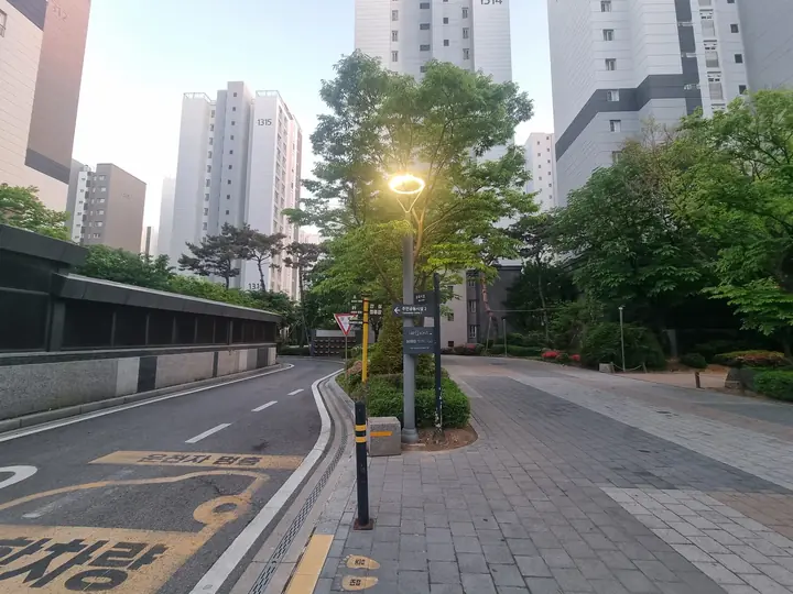 지하주차장으로 이어지는 단지 안 도로
