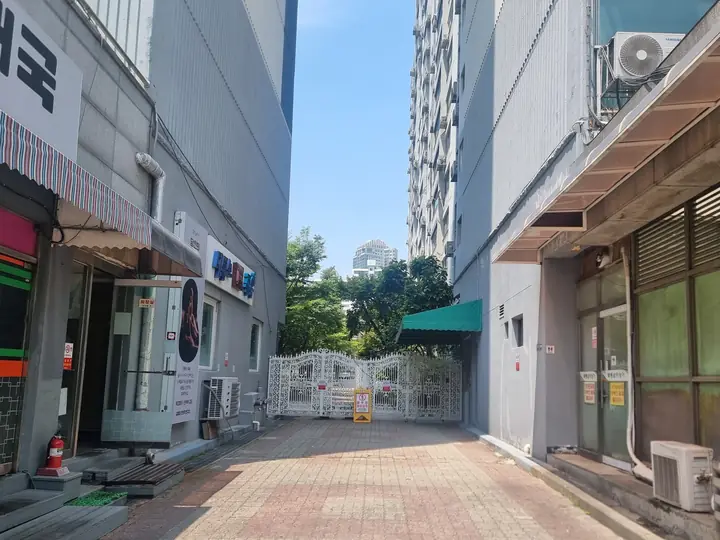 상가 옆 보행 통로와 단지 출입문
