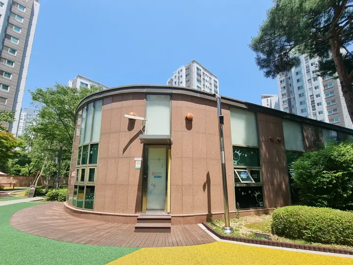 놀이터 옆 원형 주민시설