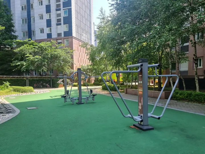 녹색 바닥 위 야외 운동기구