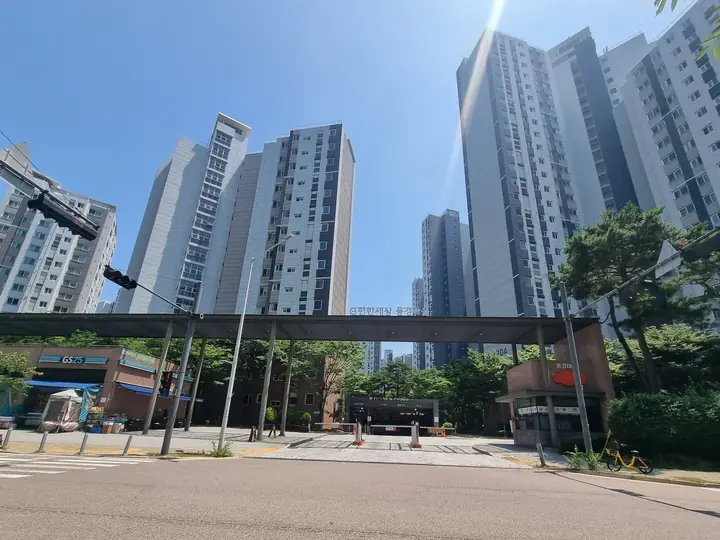 큰길에서 본 단지 진입부와 고층 동