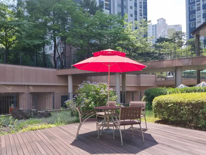 데크 위 파라솔 테이블