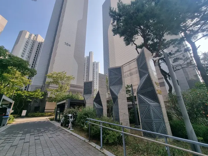 104동 앞 보행로와 조형 파사드