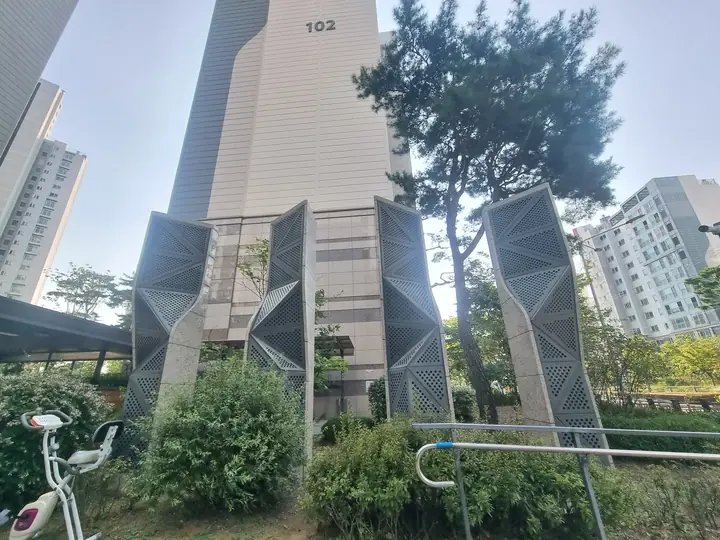 102동 앞 조형물과 화단