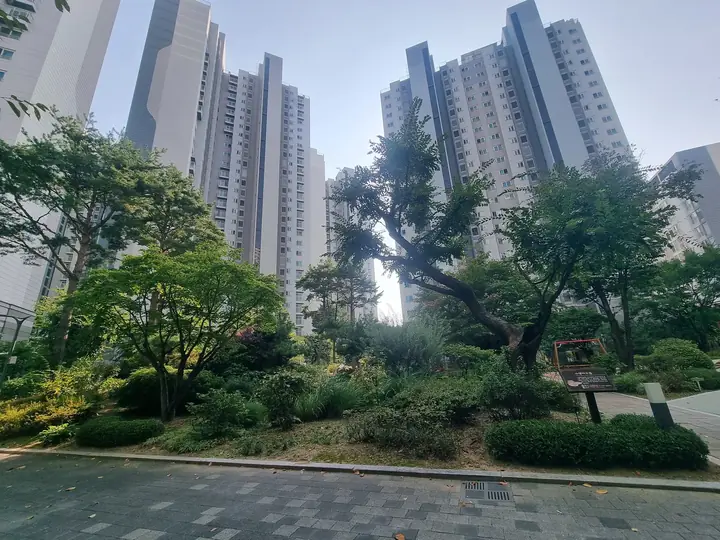 보행로를 따라 높인 경사 화단