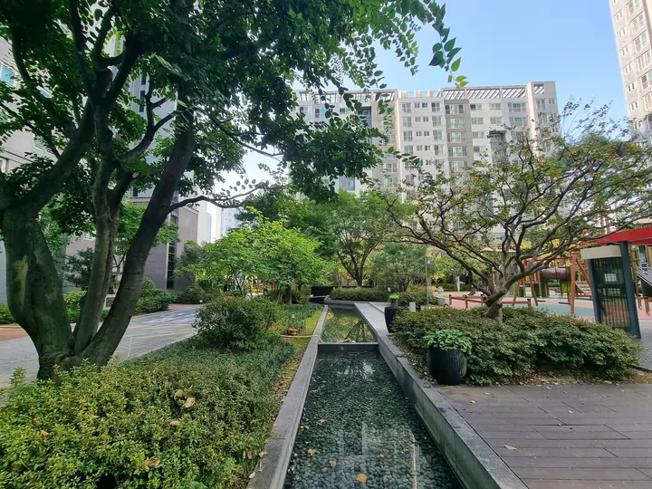 동 사이를 가로지르는 수로