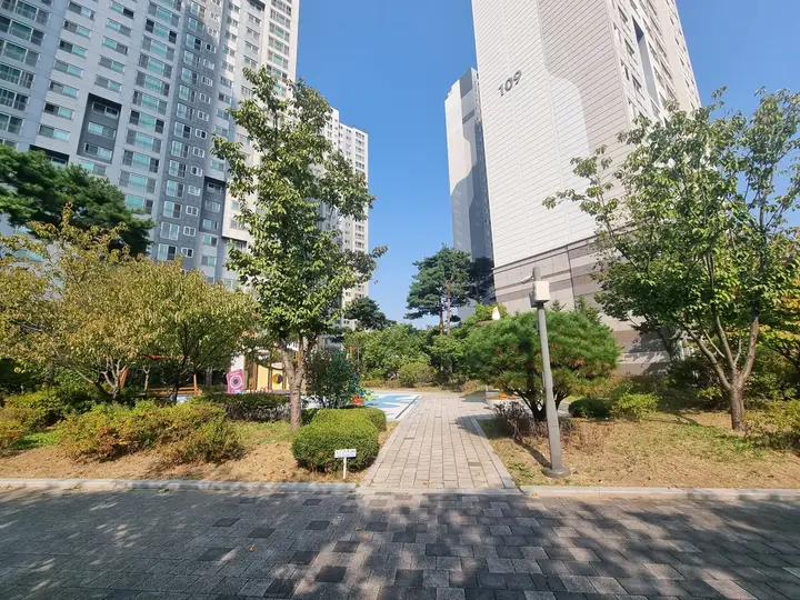 109동 앞 조경 산책로