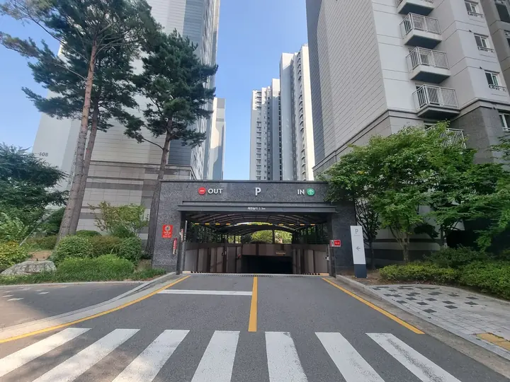 지하주차장 입출구와 진입로