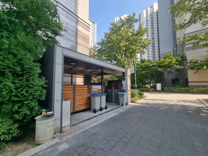 보행로 옆 지붕형 분리수거장
