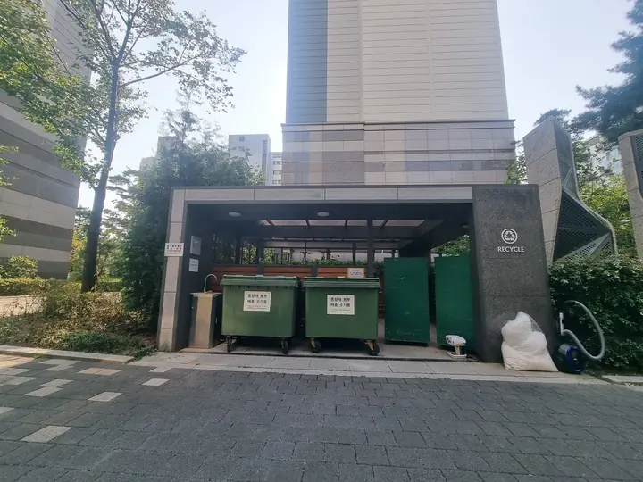 대형 수거함이 놓인 분리수거장