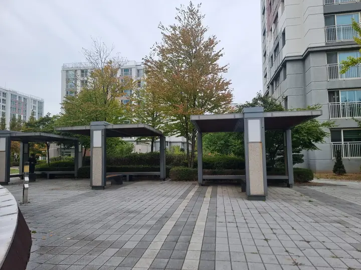 보행 광장의 퍼걸러 쉼터