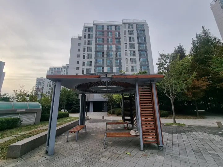 원형 지붕의 퍼걸러 쉼터
